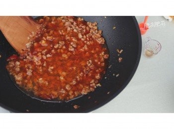 step4: 加入2湯匙豆瓣醬, 1茶匙生抽/醬油, 1茶匙花椒油, 1茶匙糖炒勻, 就可倒入120ml 水