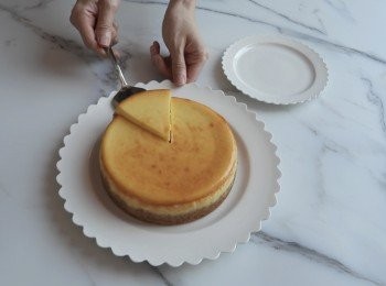 step8: 完成後焗爐開一個小縫，把蛋糕放在焗爐冷卻，然後放進雪櫃中冷藏5小時以上
