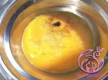 step2: <span class="group_1">批皮</span>蛋液加入雲尼拿香油拂打均勻，備用。