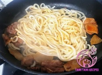 step4: 加入烏冬拌勻。