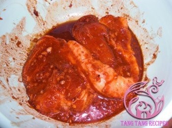 step1: 豬肉洗淨瀝乾水，混合所有<span class="group_2">醃料</span>，用盆將豬肉及<span class="group_2">醃料</span>放入，醃大約45分鐘。
(醃製時間不要過久，否則肉質會變硬)