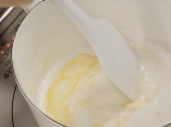 step1: 在鍋中加入牛奶+牛油+糖+鹽，用中火加熱。
當牛油開始溶化，調整至細火。