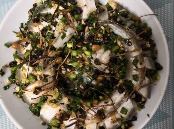 step1: 先將鱔用粗塩省潺，用約 65度熱水沖走表面的潺用小刀刮乾淨，立刻用水喉水沖洗印乾水份用少許酒，胡椒粉略醃塗少許生粉在魚皮上備用