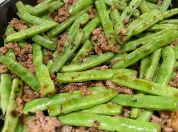 step4: 四季豆回鑊，加入少許糖和美極同炒即完成。