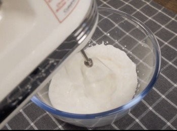 step2: 另外一個大碗中加入淡忌廉和一點點雲呢拿香油。
打發成奶油狀。