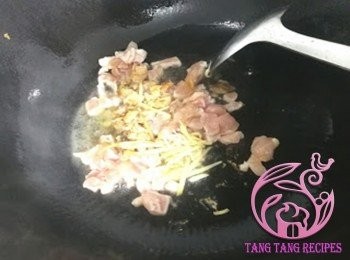 step7: 燒熱鑊，下油，加入薑絲，鹹魚碎、雞粒炒至雞肉熟透。