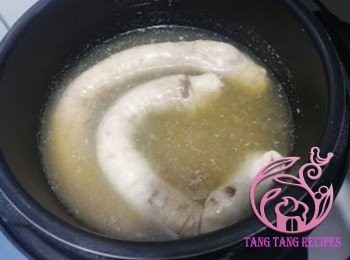 step8: 把<span class="group_2">鹵大腸</span>材料全部放入壓力煲內，燜煮40分鐘。
*如用明火，大火煲滾後轉小火煲1.5小時