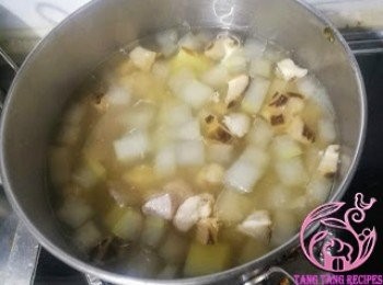 step6: 冬瓜開始熟透，加入瘦肉。滾起轉小火，煲15分鐘。
加鹽調味。