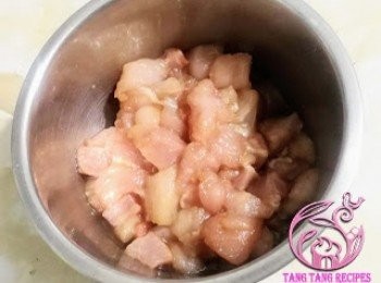 step4: 瘦肉切子粒，用醃料醃15分鐘。