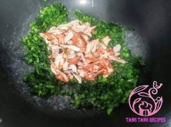 step9: 推開雪菜，火鴨絲放入中間，讓鴨油釋出。