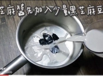 step4: 黑芝麻醬先倒入少量黑芝麻豆奶