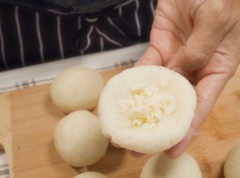 step4: 把麵團搓成小圓球狀。
然後加入芝士包裹起來。
想包湯圓一樣。