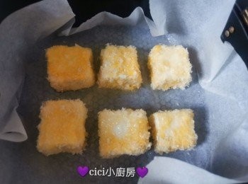 step3: 把豆腐放入氣炸鍋中，噴上一層油，氣炸鍋調較 190°C，15分鐘至金黃色，取出，盛上碟。