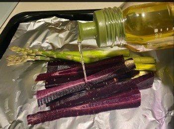 step2: 蘆筍及紫甘荀洗淨；蘆筍切去底粗硬部份，紫甘荀去皮切去頭及尾部，中間切開4份。預熱焗爐，將蘆筍及紫甘荀放上錫紙上，依次序灑上橄欖油 - 李錦記特鮮菇粉 - 即磨黑胡椒，包好錫紙，170度焗30分鐘至熟。