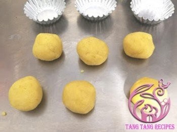 step8: <span class="group_1">批皮</span>雪櫃取出，平均分割6份，每份約40g。