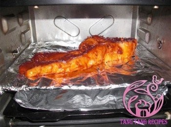 step2: 預熱焗爐220℃，焗盤先蓋上錫紙放底層，焗架用錫紙包好，用叉刺幾個孔，讓肉汁流下焗盤內。放上已醃豬肉，焗15-20分鐘。反轉叉燒改210度焗另一面15分鐘。