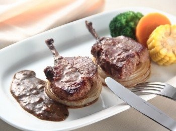 step2: 熱鍋倒入少許沙拉油，用小火將羊排煎至兩面呈金黃色後，再加入2〜3湯匙的水，立即加蓋悶燒至七、八分熟；再放入洋蔥一起兩面煎熟。盛盤後淋上台塑黑胡椒醬即可享用；擺盤如圖。

（可搭配飯、麵，汆燙硬梗蔬菜（隨個人喜好選擇），  例如：青花椰菜、紅蘿蔔、玉米筍一起享用更加開胃爽口。）