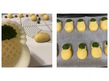 step7: 模具掃上低粉，先將抹茶粉團放在葉子位置輕力壓平，薄薄掃上一層蛋液，之後放上原味粉團用手壓平底部，再放在工作檯上按壓幾秒，推出粉團