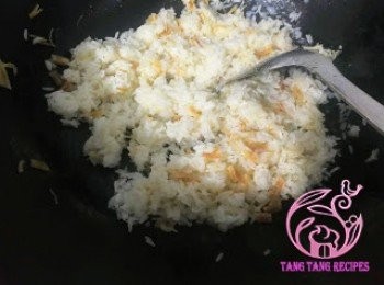 step3: 燒熱鑊，加油，加入冷飯打散，加入瑤柱炒香，加入蛋白拌炒均勻。