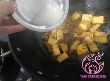 step9: 加入生粉水煮至濃稠適中即可。