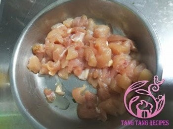 step3: <a href="https://bit.ly/2ZxapeY" target="_blank" data-keyword="雞扒" class="guide-link"><strong>雞扒</strong></a> <span style="display:inline-block;vertical-align:middle;margin-top:-3px;color:initial;border-radius:3px;padding:2px 3px;font-size:12px;line-height:14px;background:#87d300;color:#fff;">即買</span> 切粒，加1/2茶匙雞粉，鹽少許醃15分鐘。