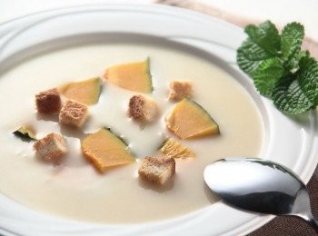 step3: 台塑奶油濃湯煮好，加入1料煮至滾燙倒入湯盤中，再撒上2料約7~8粒即可享用。