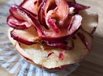 step3: 做好1/及2/兩個部驟後，便用食物造型鉗選出合適的型狀酒漬好的蘋果片一片一片卷上蛋糕上，由中心卷起小片至大片（大片栽開半裁成兩片花瓣）