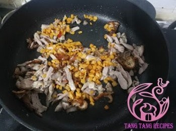 step5: 加入菜脯拌炒均勻。