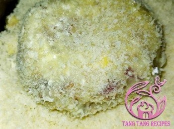 step6: 薯餅沾上麵粉，再沾上蛋液，最後沾上面包糠。