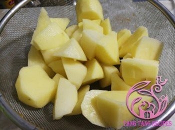 step1: 薯仔去皮切塊，用鹽水浸著待用。