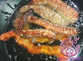 step15: 燒滾油，放入豬大腸炸至表面脆皮即可。