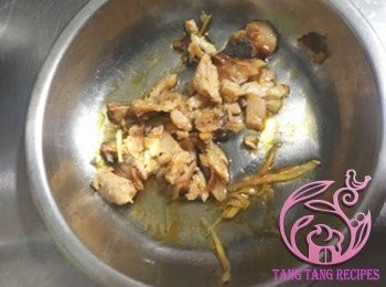 step2: 將鹹魚搗碎備用。