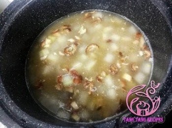 step9: 加入火鴨絲，加鹽調味。