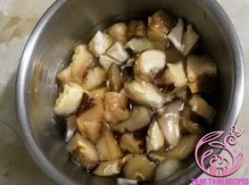 step2: 冬菇溫水浸軟切小粒，水留用。