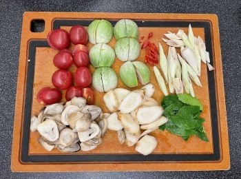 step3: 泰國茄子一開四、車厘茄一開二、新鮮草菇切片和撕碎檸檬葉