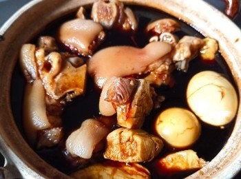 step2: 豬腳粒煮一煮拿起，水煮蛋去殼備用 。
中火煲甜醋及薑至煮沸