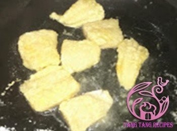 step5: 落油鑊，炸至金黃，盛起瀝油備用。
