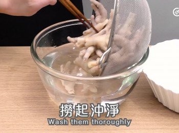 step2: <a href="https://bit.ly/3kLFTWO" target="_blank" data-keyword="雞腳" class="guide-link"><strong>雞腳</strong></a> <span style="display:inline-block;vertical-align:middle;margin-top:-3px;color:initial;border-radius:3px;padding:2px 3px;font-size:12px;line-height:14px;background:#87d300;color:#fff;">即買</span> 凍水落鍋,水滾後出水2分鐘，去除雜質，撈起沖淨。
and the chicken feet;once it boils blance feet for 2mintes；remove impurities；wash them thoroughly.