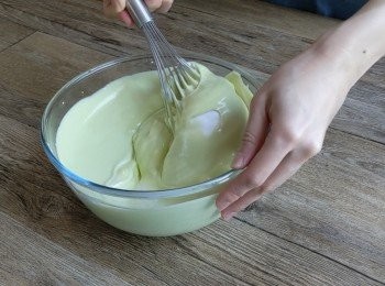 step9: 以切拌方式拌入把麵糊和蛋白霜拌勻