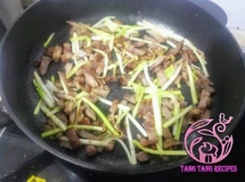 step6: 將韮黃叉燒平均分佈在平底鑊上。