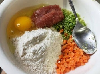 step3: 所有材料加點鹽，混合。掃油到模，倒入材料。中火水滾蒸20分鐘，蒸好倒扣，放涼脫模。