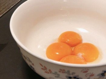 step1: 把蛋黃和蛋白分開，放在碗中備用。