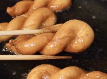 step7: 熱油的溫度請保持160-170度左右
把甜甜圈炸至金黃色

在表面撒上糖粉
完成！