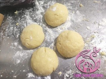 step7: 取出麵糰分成四等份，滾圓。
麵糰此時會很粘手，所以檯面要加上高筋麵粉，麵粉切勿搓入麵糰內，在表面不沾手便可。