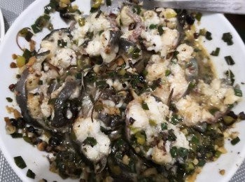 step2: 用少許油將切碎的豆豉/蒜蓉/攬角/蔥粒及糖用最小最細既火煸香做醃魚的醬料，分別釀入每一截冇切斷的魚塊罅隙內