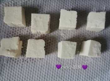 step1: 煎炸滑豆腐切半，再切成8份，表面灑上少許鹽，靜待15分鐘，用廚房紙遂一印乾，備用。