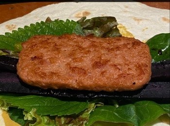 step6: 燒紅鑊下油少許，中大火，將新餐肉兩煎香，備用。