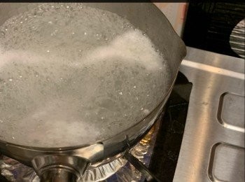 step2: 水煲至大滾
加入白醋，鹽