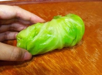 step4: 椰菜放平，肉碎放面，再捲起。