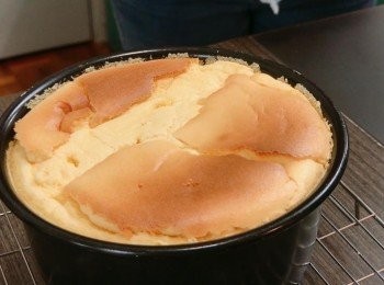 step5: 把蛋糕糊倒入模中，震出多餘氣泡，放入已預熱的焗爐用170°C焗25分鐘，烤好後可倒扣放涼，然後脫模備用